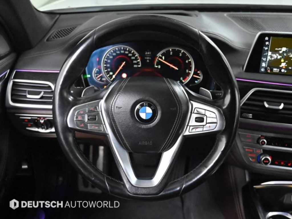BMW 7-Series — photo 13