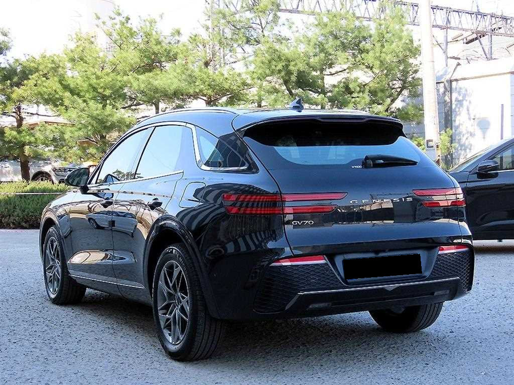 Genesis GV70 — photo 03