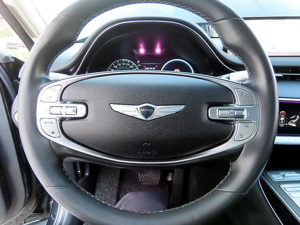 Genesis GV70 — photo 08
