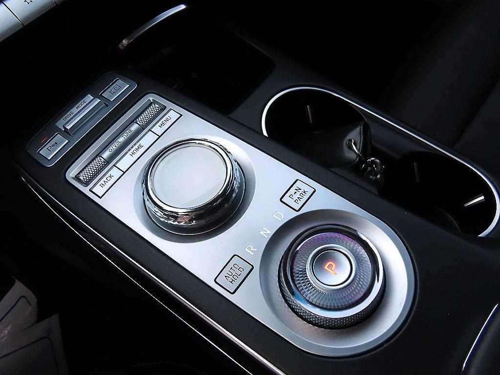 Genesis GV70 — photo 11
