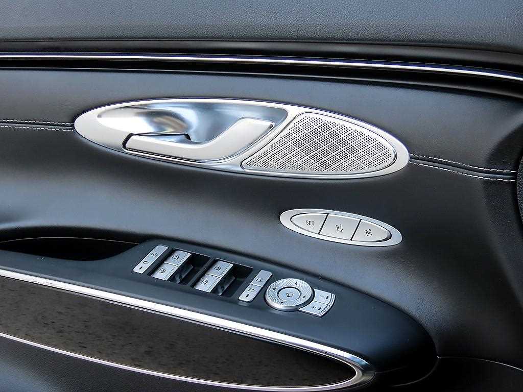 Genesis GV70 — photo 12