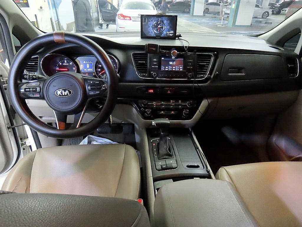Kia Carnival — photo 11