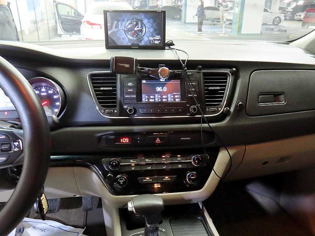 Kia Carnival — photo 12