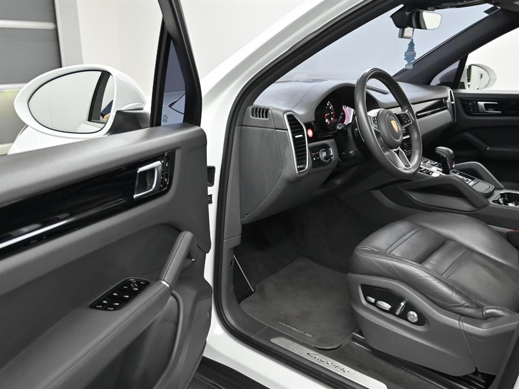 Porsche Cayenne — photo 11