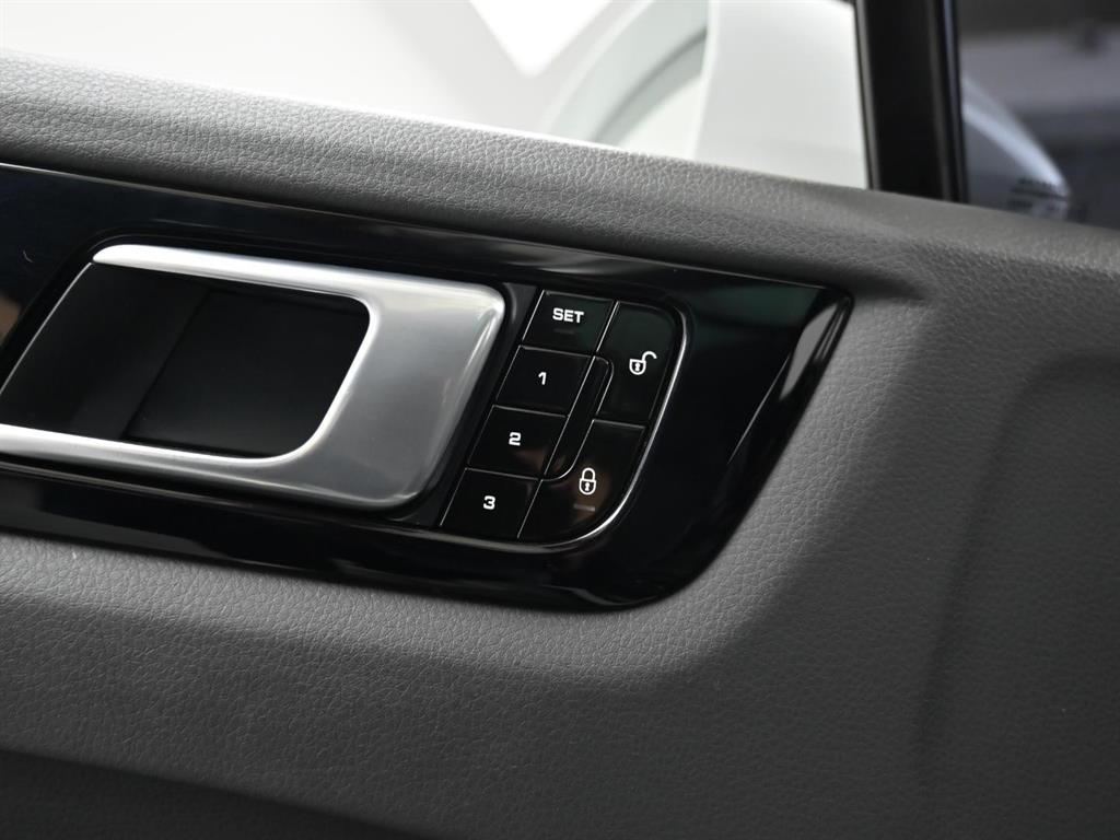 Porsche Cayenne — photo 17