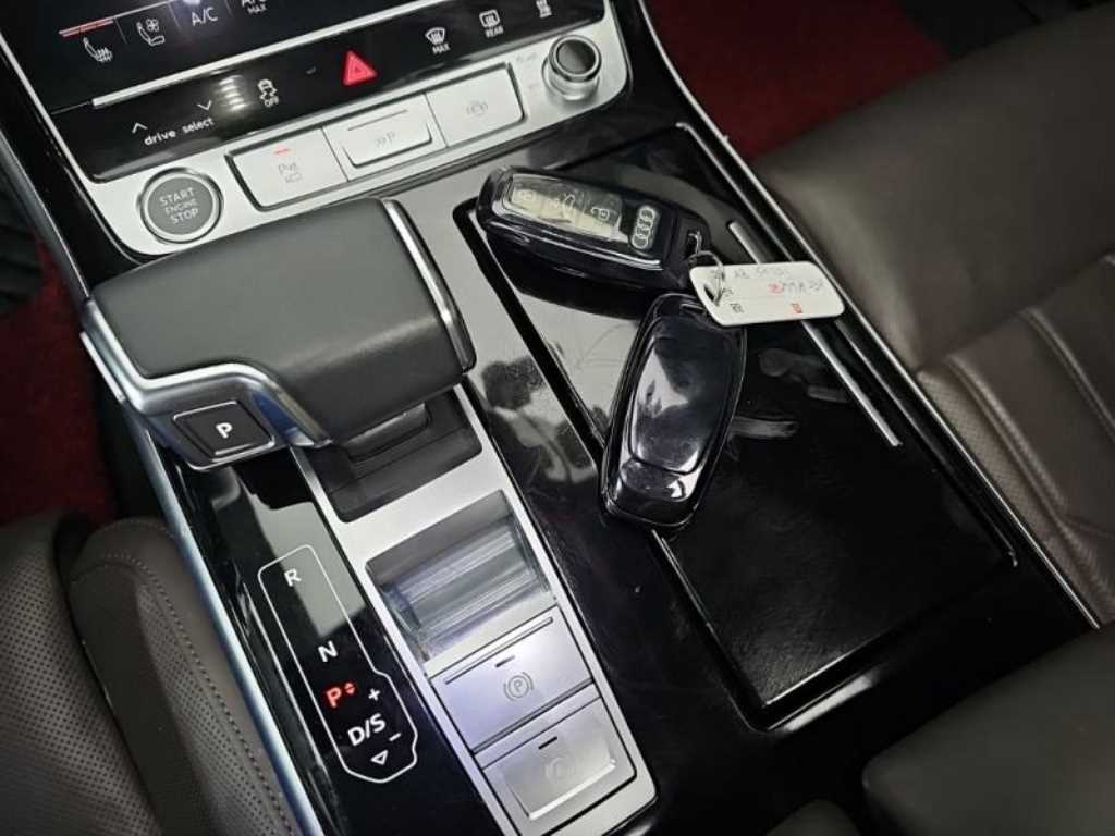 Audi A8 — photo 12