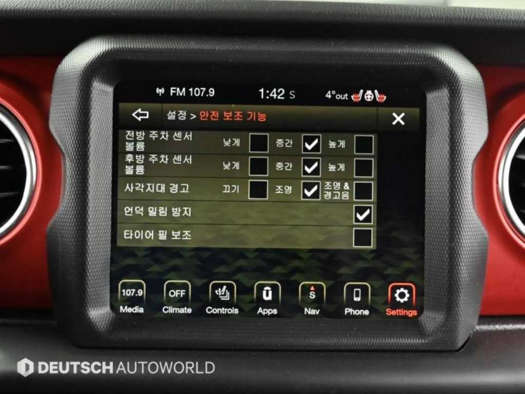 Jeep Wrangler — photo 17