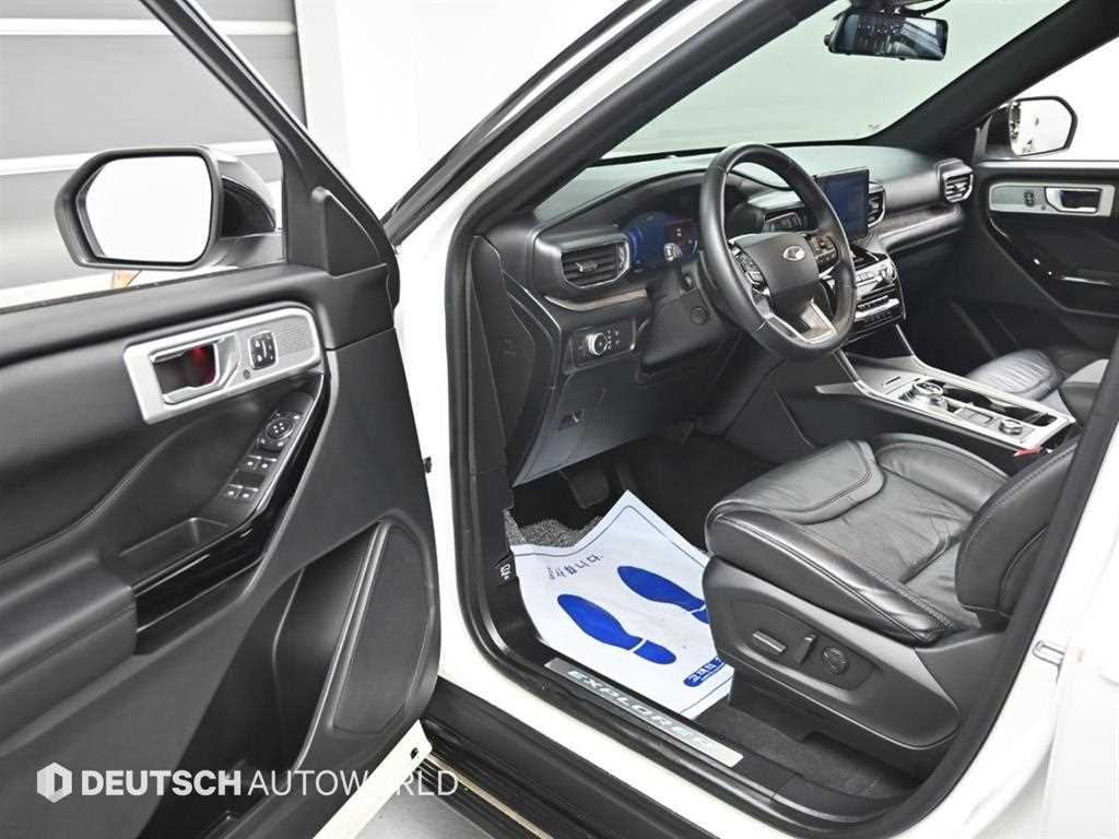 Ford Explorer — photo 10