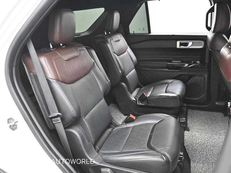 Ford Explorer — photo 11