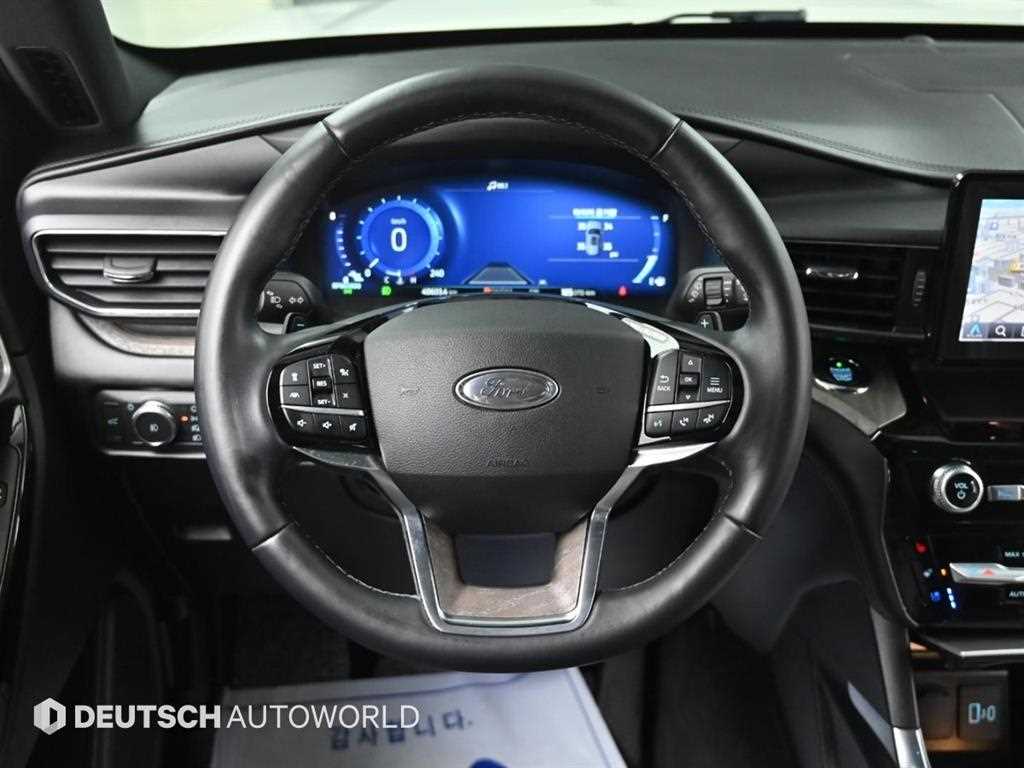 Ford Explorer — photo 12