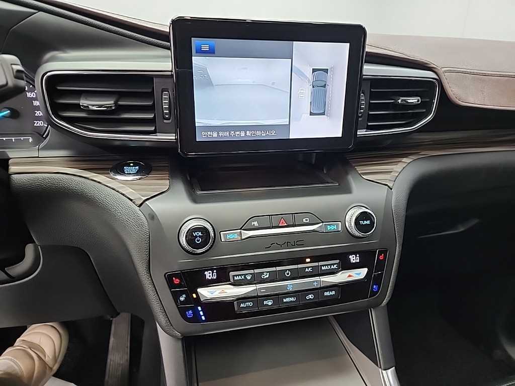Ford Explorer — photo 10
