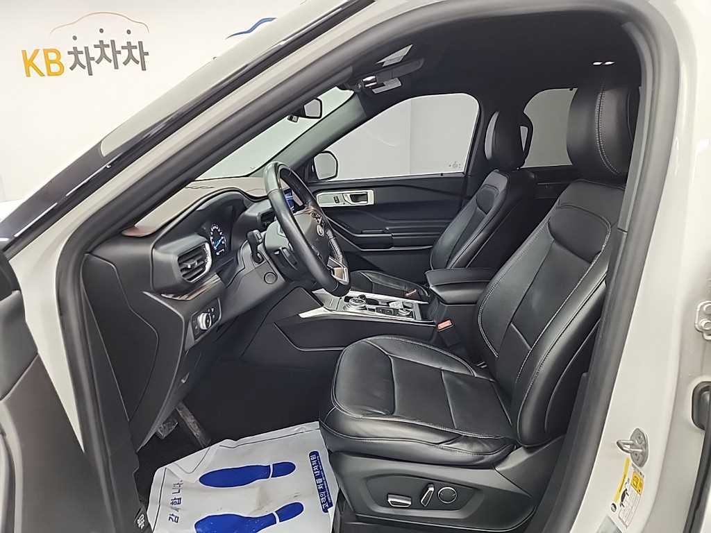 Ford Explorer — photo 11