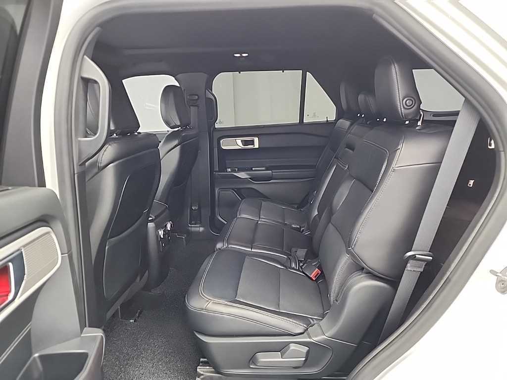 Ford Explorer — photo 12