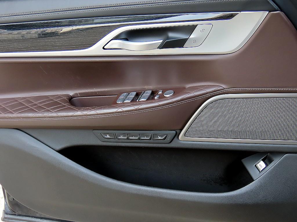 BMW 7-Series — photo 12