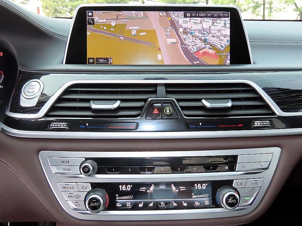 BMW 7-Series — photo 13