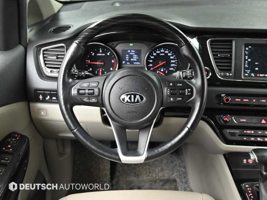 Kia Carnival — photo 13