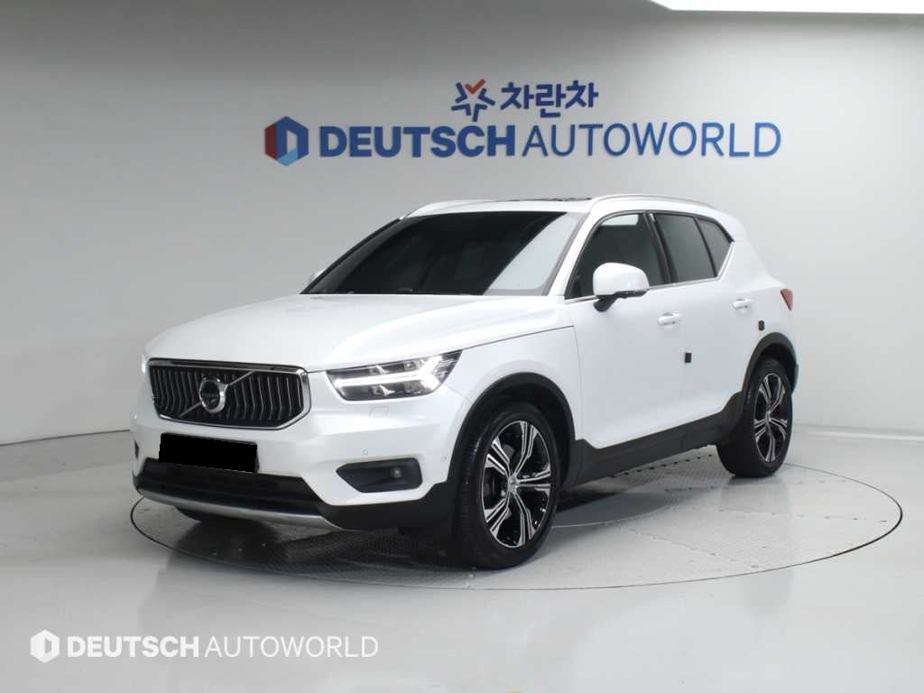 Volvo XC40 — photo 01