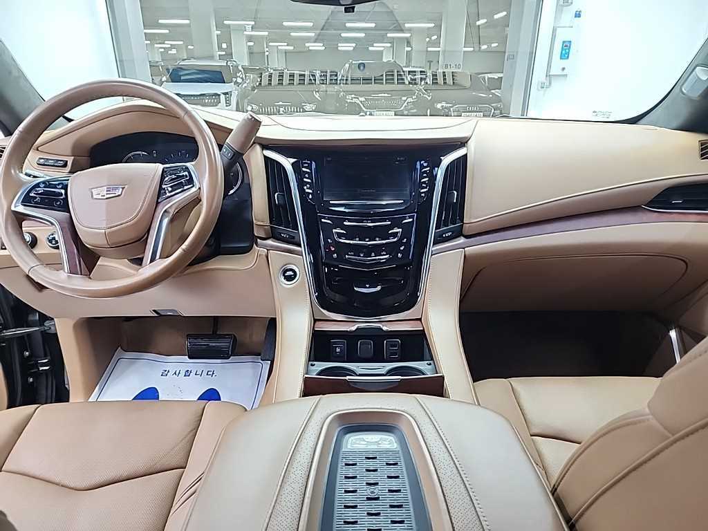 Cadillac Escalade — photo 07