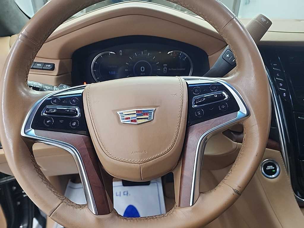 Cadillac Escalade — photo 09