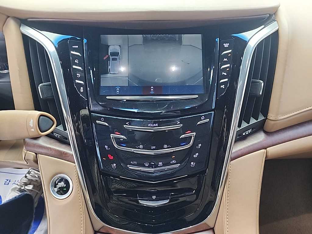 Cadillac Escalade — photo 10