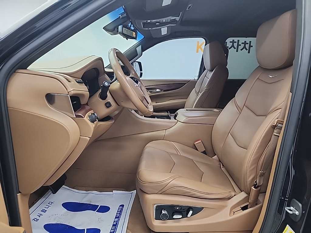 Cadillac Escalade — photo 11