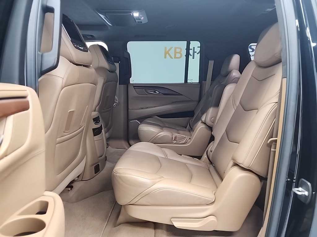 Cadillac Escalade — photo 12