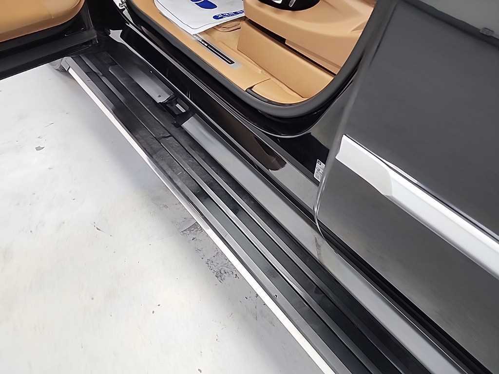 Cadillac Escalade — photo 16