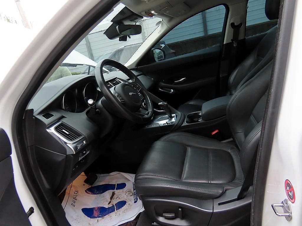 Jaguar E-PACE — photo 05