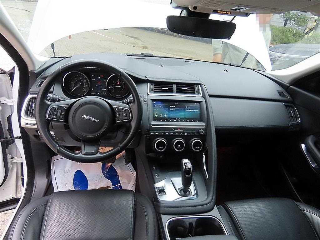 Jaguar E-PACE — photo 07