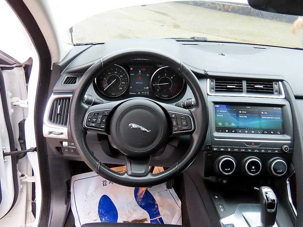 Jaguar E-PACE — photo 08