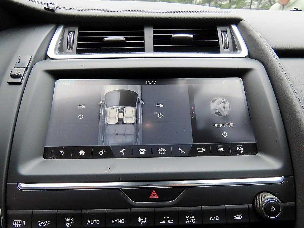 Jaguar E-PACE — photo 14