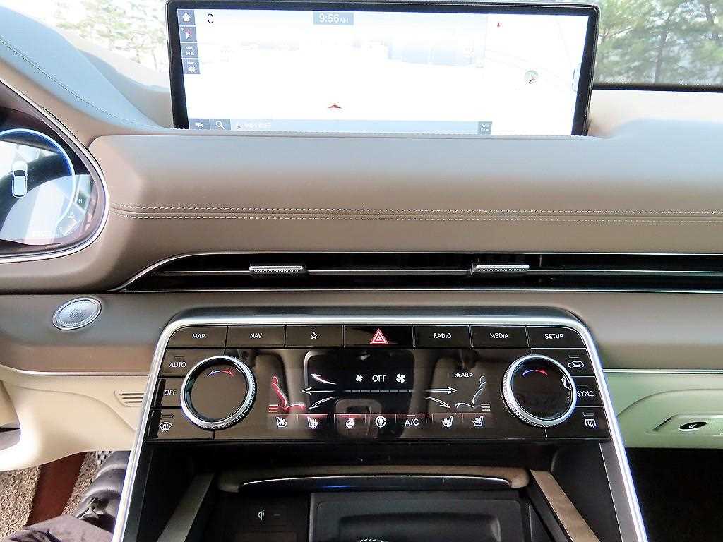 Genesis GV80 — photo 12