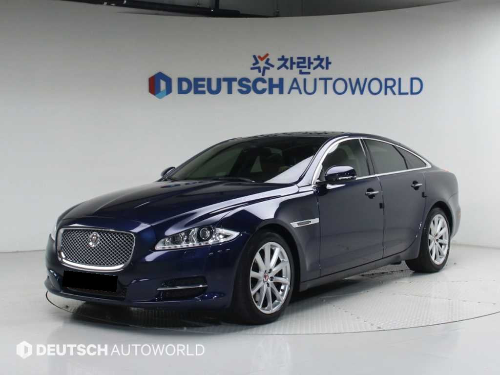 Jaguar XJ — photo 01