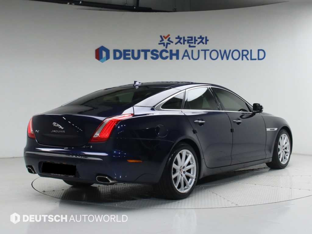 Jaguar XJ — photo 02