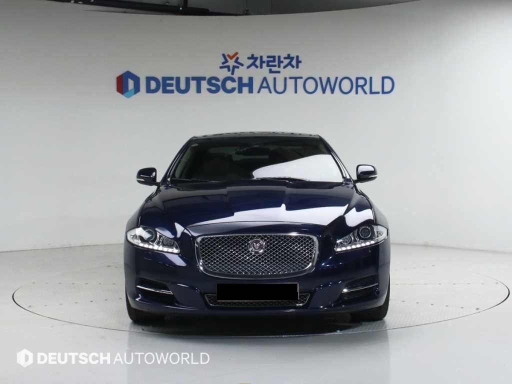 Jaguar XJ — photo 03