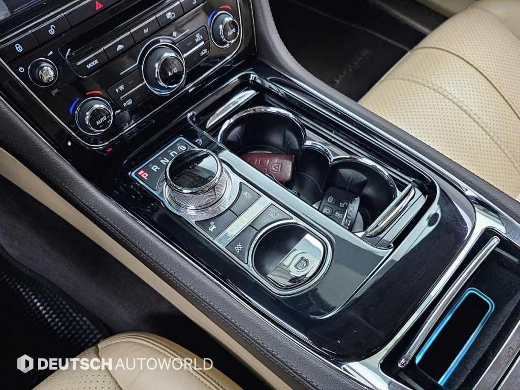 Jaguar XJ — photo 09