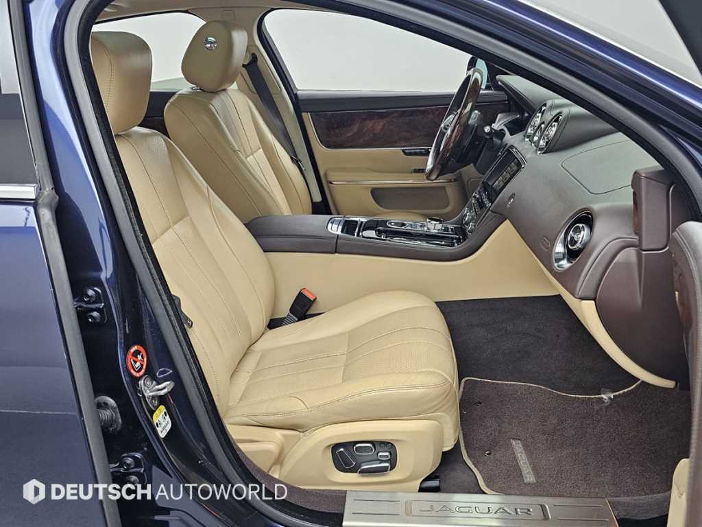 Jaguar XJ — photo 10