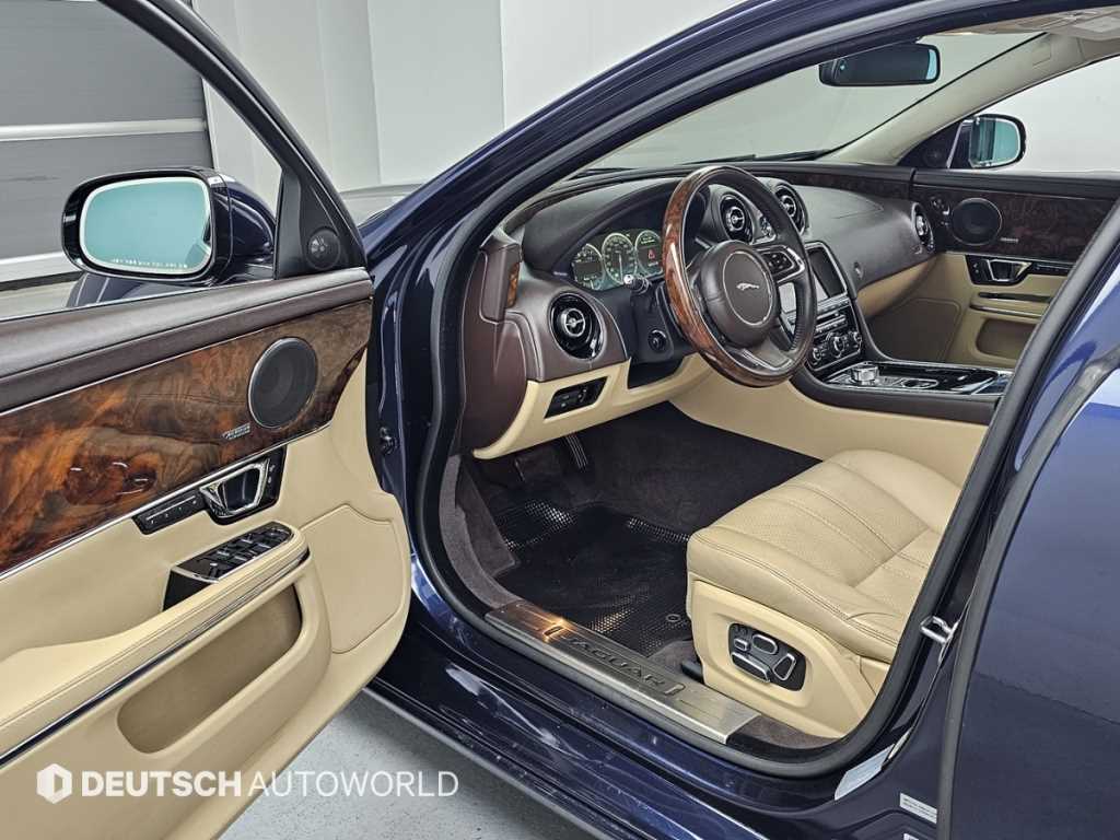 Jaguar XJ — photo 11