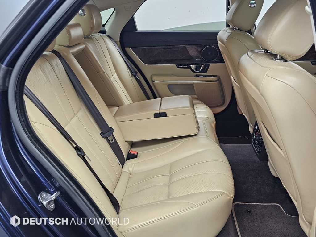 Jaguar XJ — photo 12