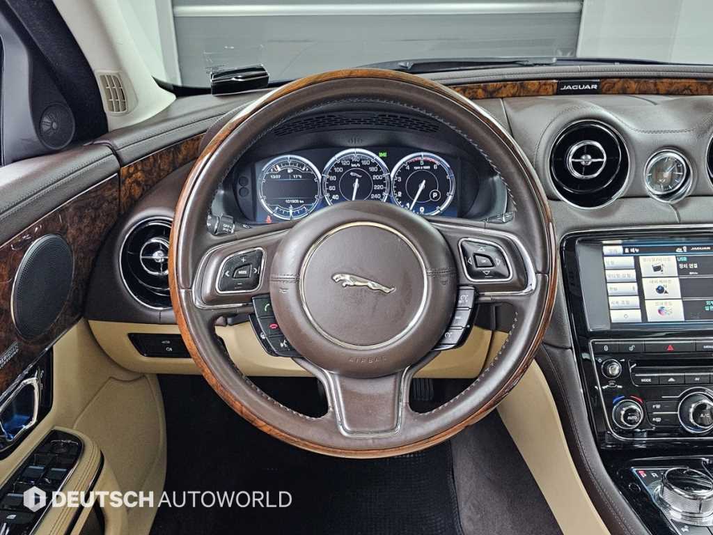 Jaguar XJ — photo 13