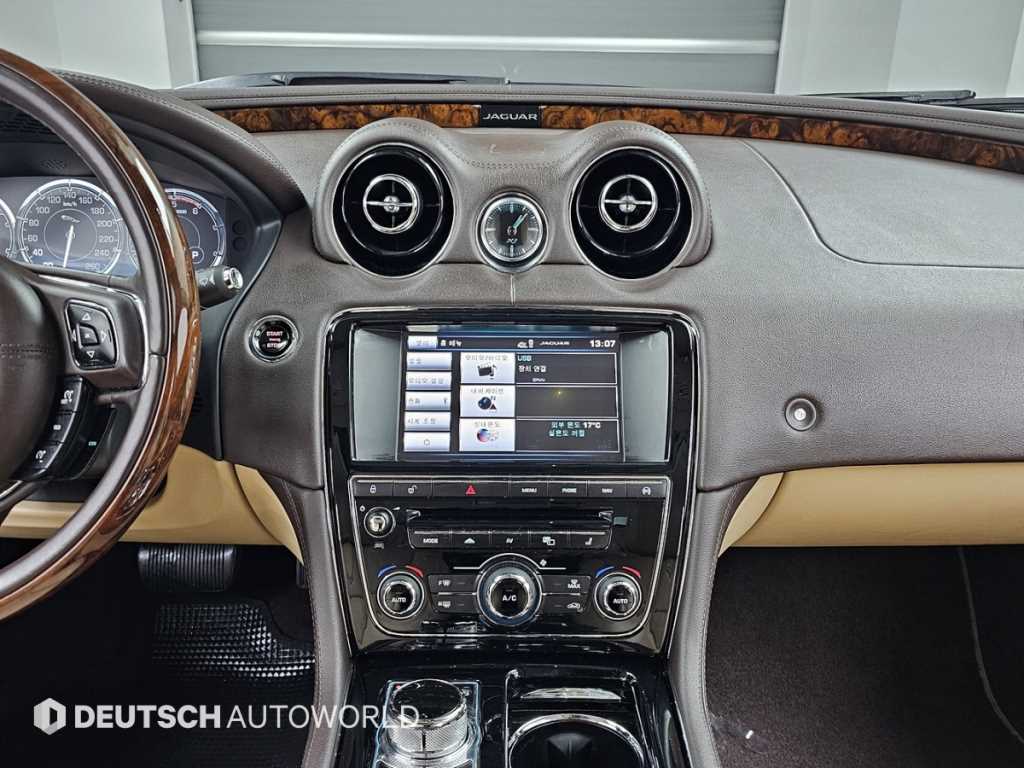 Jaguar XJ — photo 14