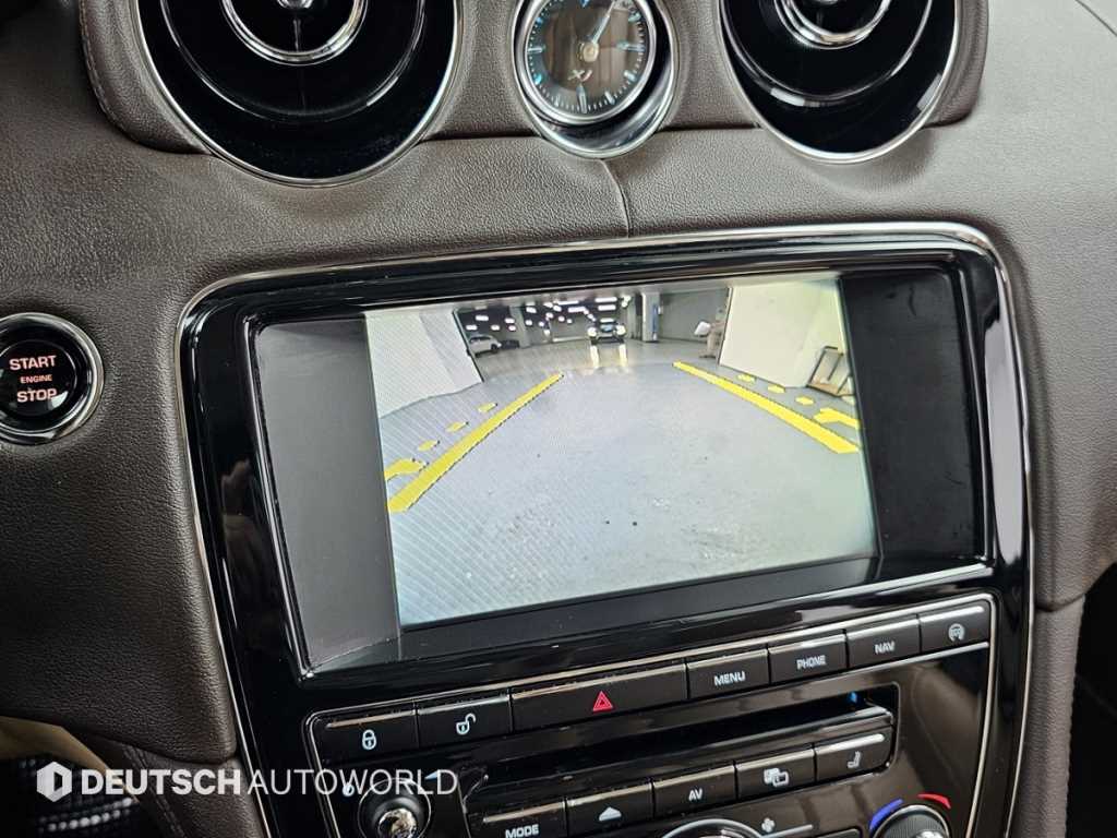 Jaguar XJ — photo 15