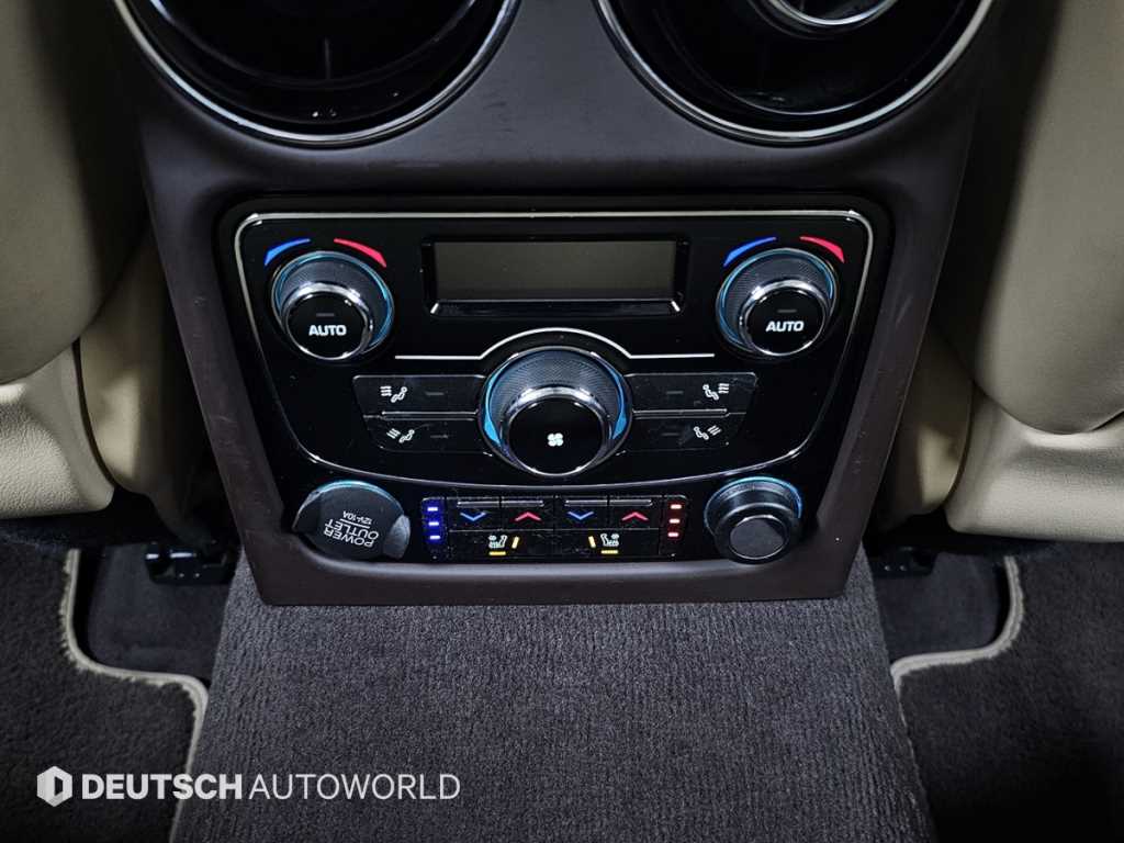 Jaguar XJ — photo 16