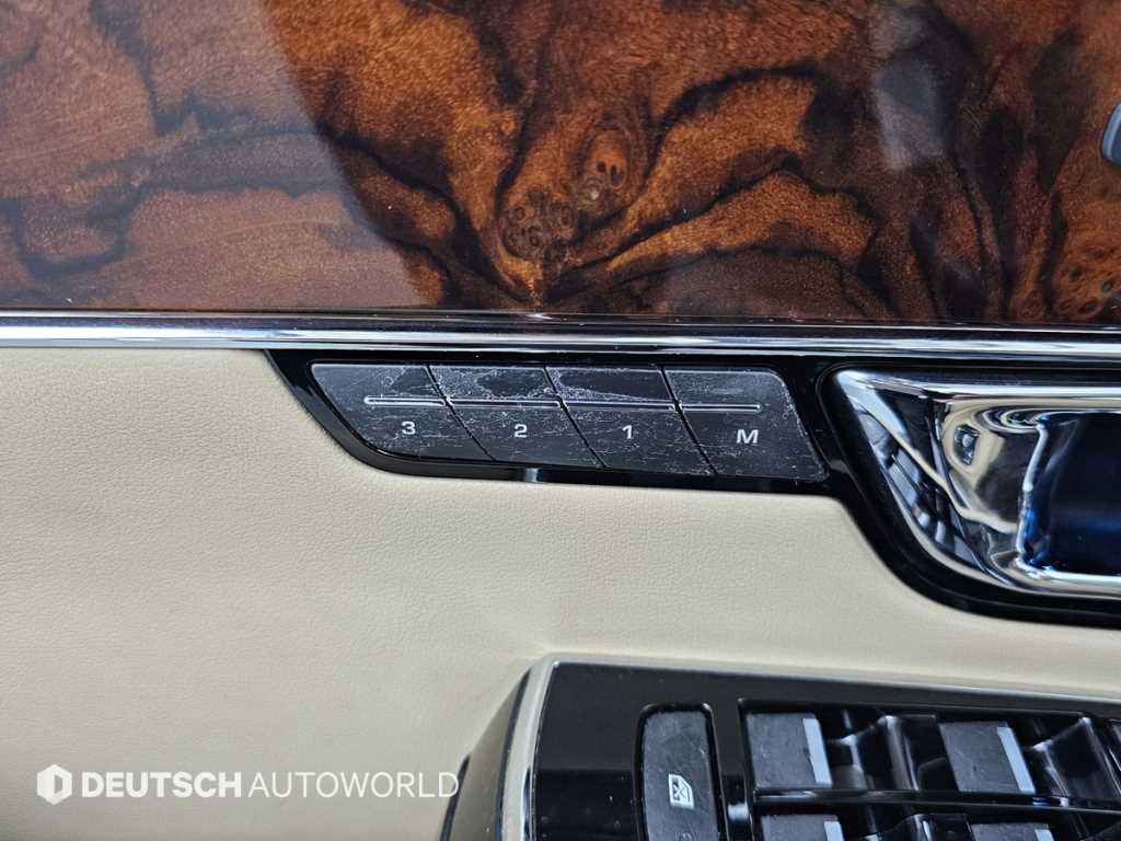 Jaguar XJ — photo 17