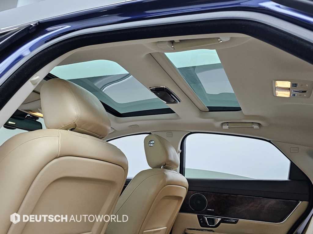 Jaguar XJ — photo 18