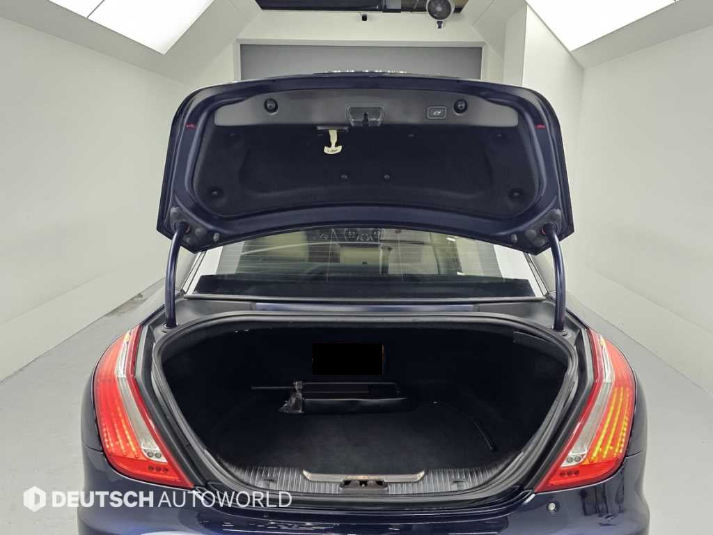 Jaguar XJ — photo 19