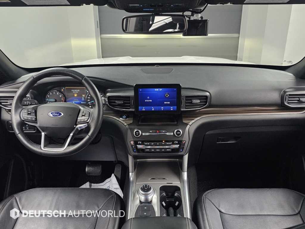 Ford Explorer — photo 07