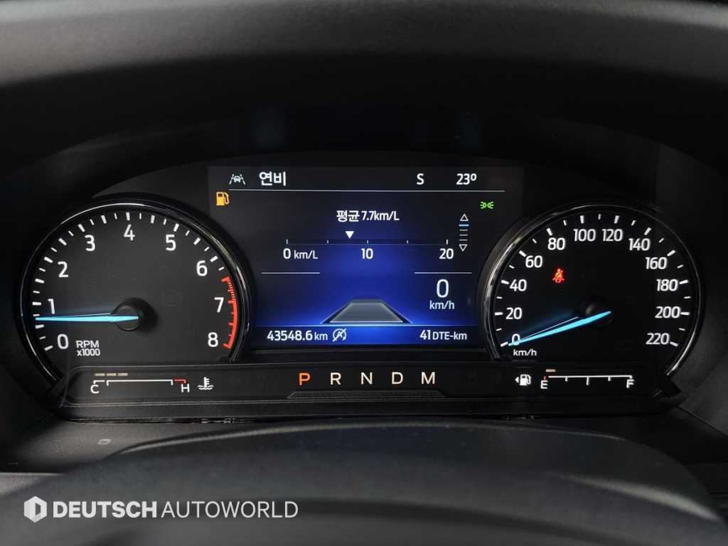 Ford Explorer — photo 08