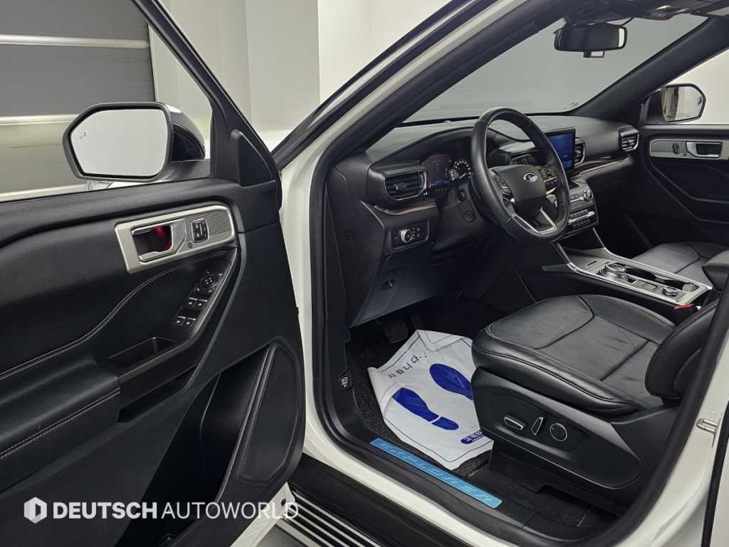 Ford Explorer — photo 11