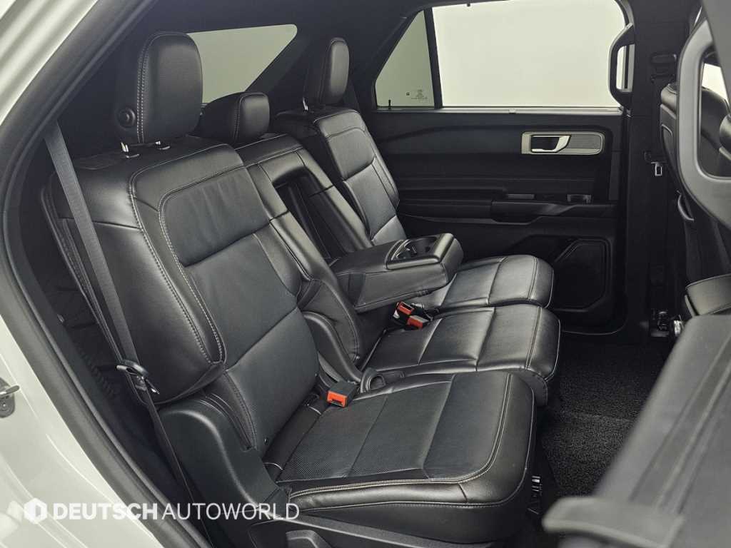 Ford Explorer — photo 12
